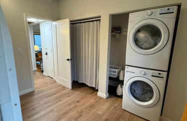 Newly Remodeled Mid-Century Modern Lake Condo - Foto 27