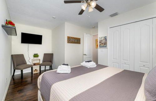 Elegant 4BR Pool Sanctuary - Ideal for Work or Play! - Foto 11