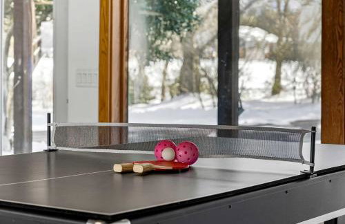 Modern Mountain Cabin with Hot Tub and Game Room Near Moorefield, West Virginia - Foto 14