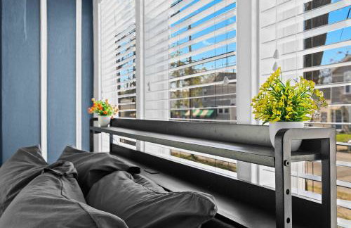 Cozy & Creative Top Unit in Lou's Arts District - Foto 15