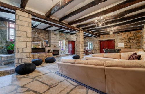 HostWise - Country Villa w/ Pool, Court & Views - Foto 46