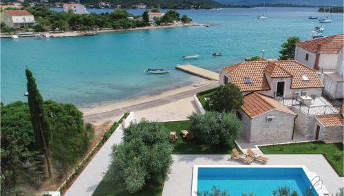 Three-Bedroom Holiday Home In Loviste - Foto 1