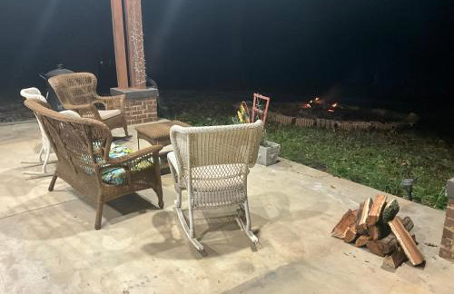 Quiet Forest Vacation home on a Private Road with Spacious Patios, Fire pit, Pet friendly and a Private pool - Foto 56