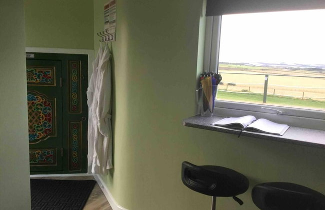 Green Yurt With Hot Tub - Sleeps 4, Parking & Pets - Foto 24