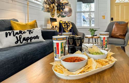 Step into School Spirit at the Golden Dome Getaway - Foto 56