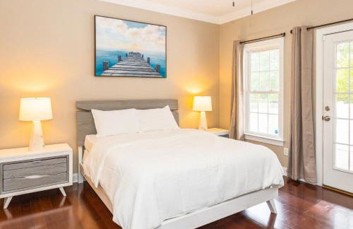 Exquisite home with pool, enclosed yard, fireplace, central AC, & washer/dryer - Foto 16