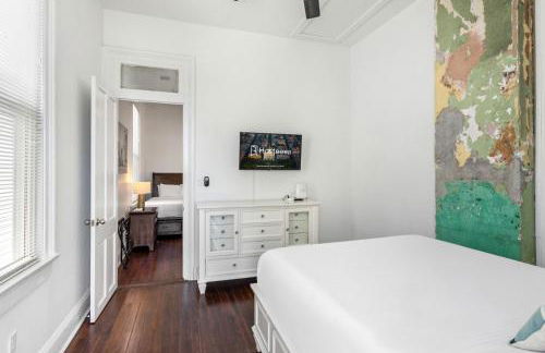 Private 2BR Condo in Uptown by Hosteeva - Foto 15