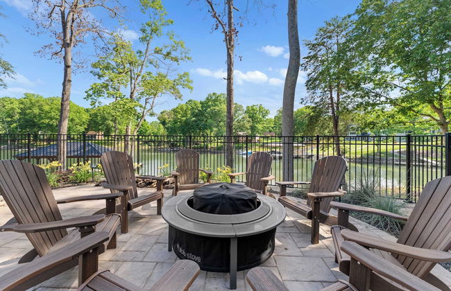 Black Bear Lodge by Avantstay Lakefront, Dock, Pool, Theater Sleeps 20+ - Foto 61