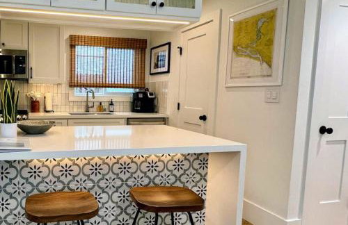 2026 Award Winner, Luxe 2BR, steps to sand & pier, with fire pit, AC and parking - Foto 10