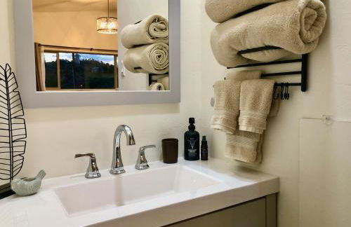 Eagles Nest Casita Luxury king memory foam bed feather pillows & duvet Amazing views, private balcony, Great location & Dog friendly - Foto 51