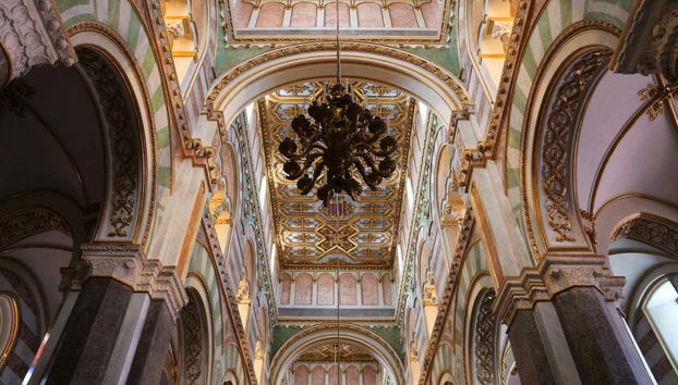 Teto decorado no interior da catedral