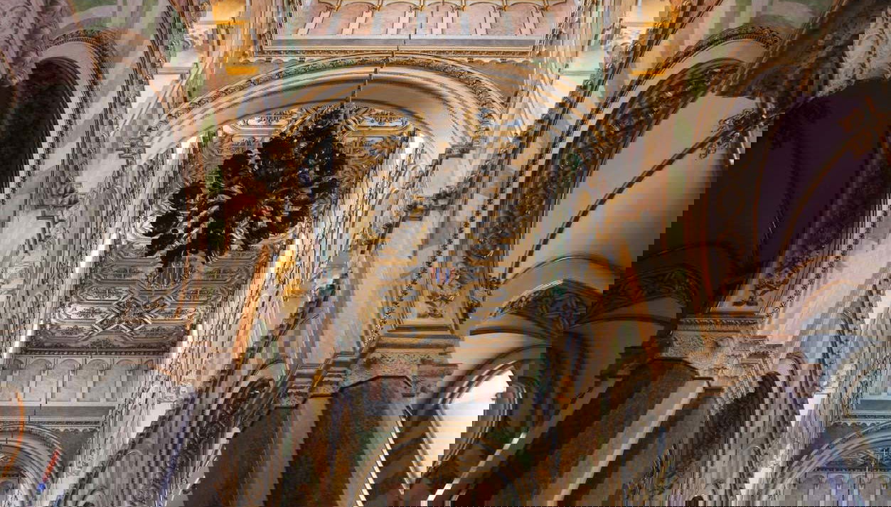 Teto decorado no interior da catedral