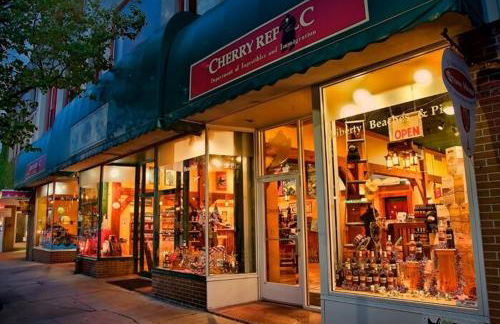 Super Cute & Cool Home with 65Inch TV 2Baths 4 Bedrooms 2King Beds BBQ Grill Fenced Backyard - Foto 7