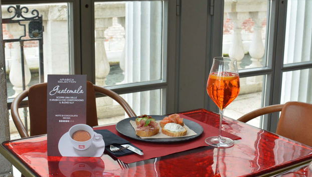 Desfrute de um delicioso spritz nos Jardins Reais