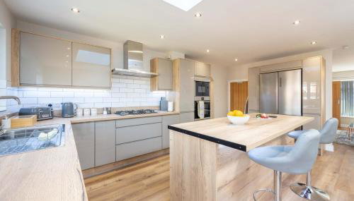 6 Bedroom, 2 Bathroom Modern, Spacious Home - Foto 5