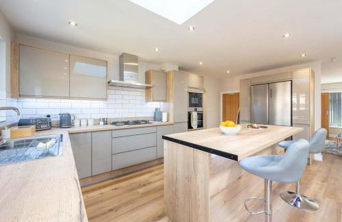 6 Bedroom, 2 Bathroom Modern, Spacious Home - Foto 5