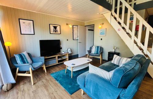 Kingsdowns Top Family Chalet, stunning and cosy interiors, indoor heated pool, mini golf, tennis court, BBQ and beach! - Foto 28