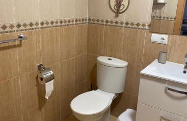 Bajo con jardín a pie de playa y piscina comunitaria con jacuzzi - Foto 22