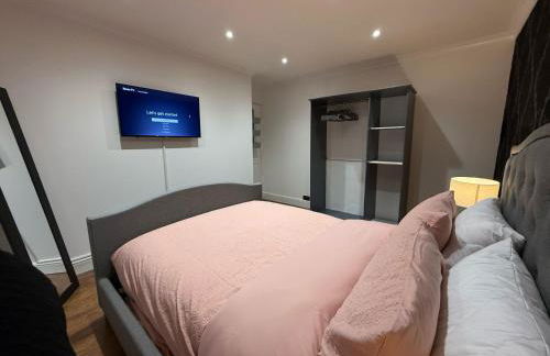 Stylish & Cosy Home in Bridgend with free parking - Photo 9