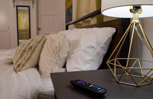 Artful Retreat - King Bed, Work Desk, WIFI, Unique Murals, Perfect for Business Travelers, Downtown & Near Universal Studios - Foto 10