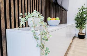 The Abbey Apartment - 1BR Apt with Dedicated Workspace, Fast Wifi & Stylish Kitchen Island & Free Secure Underground Parking - Foto 78