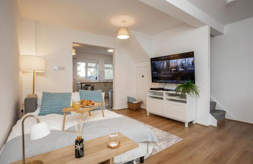 Doctors Lane- Modern 3 Bedroom Contractor Family House With Parking - Photo 21