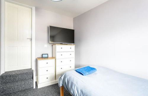 5 bedroom house, free parking, near football, sleeps 8 - Photo 5