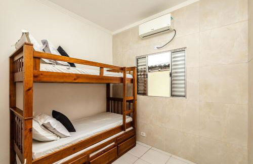 Casa confortável para Famílias e Grupos com Ar-condicionado em Praia Grande - Foto 5