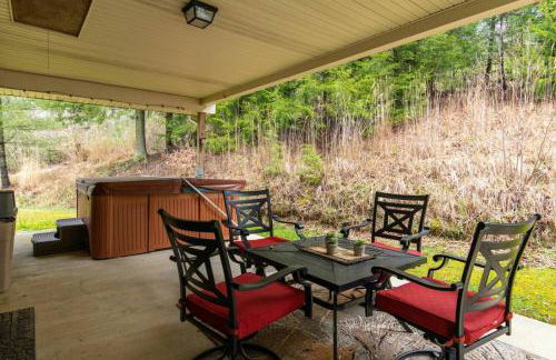 Carries Cottage- Hot Tub, Firepit, Covered Deck - Foto 10