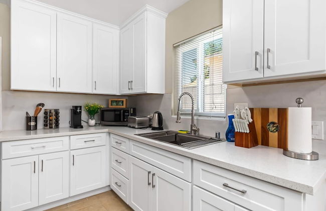 Modern Retreat With Spacious Yard & Cozy Interiors - Photo 16