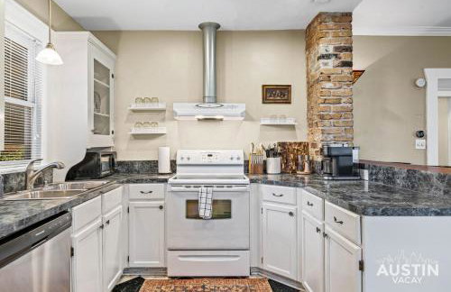 East Austin 2BR 1BA w Patio and Grill, Pet-Friendl Walk to 6th By Austin Vacay - Foto 36