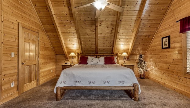 Ern819 - Mountain Majesty - Great Location! Close To All The Action! 5 Bedroom Cabin by RedAwning - Foto 4, Habitación