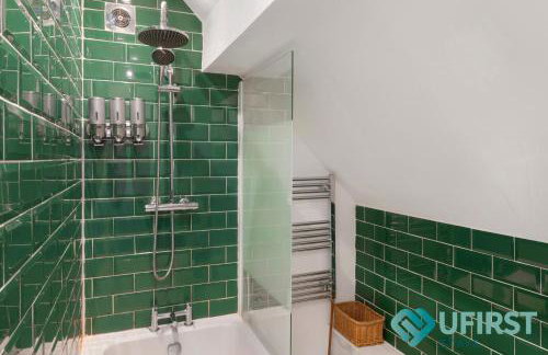 Delightful 3BR Home - Hot Tub - Near Castle, QMC - City Centre & Trent Bridge - Free WiFi & Parking - Sleeps 6 - Foto 12