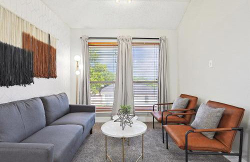 Modern Comforts & Classic Charm w Pool 5BD - Foto 21