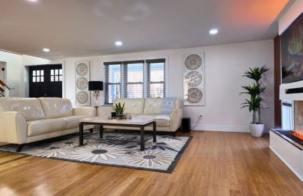 Catskills Escape Hot Tub Massage Chairs & Games - Foto 1