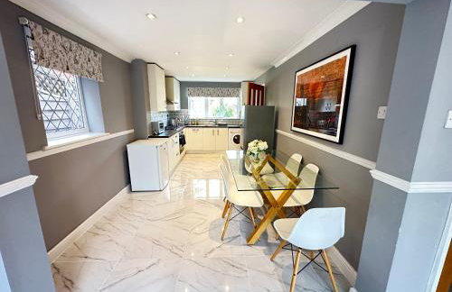 Modern 3 bed House with two bathrooms! Free parking! - Foto 3