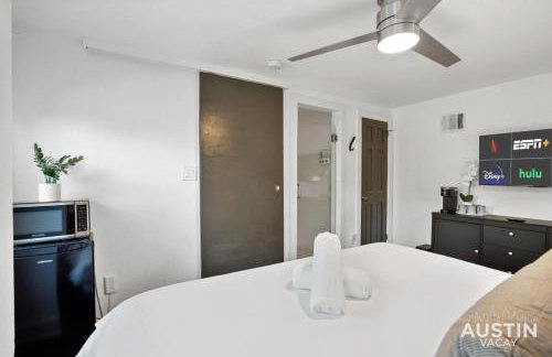 Prime Location w King Accommodations Near Downtown - Foto 11