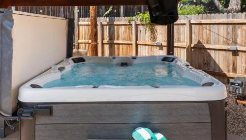 Castle Stay by Gathering Place Hot Tub & Fire Pit - Foto 3, towels