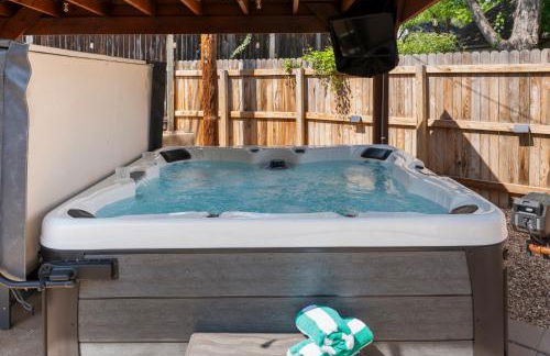 Castle Stay by Gathering Place Hot Tub & Fire Pit - Foto 2