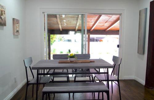 Cozy 3BR Home With Pool, Yard, Garage, and 80 inch TV! - Foto 2