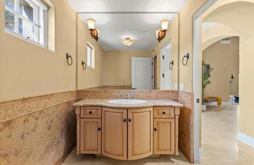 5800 sq ft Gorgeous Tarzana 7 bedroom 9 bathroom home with pool and hot tub - Foto 23