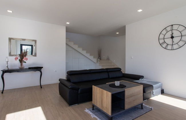 Dazzling Kaštel Novi Villa With Private Pool and Scenic Sea Views - Foto 16