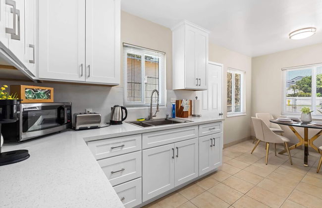 Modern Retreat With Spacious Yard & Cozy Interiors - Photo 15