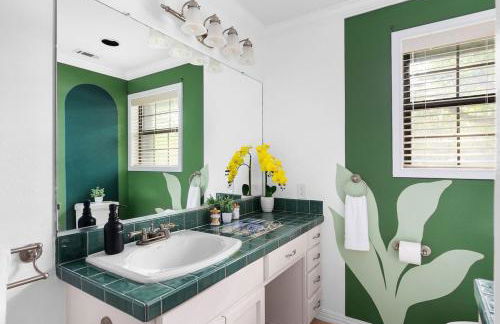 Serene Family Retreat King Beds Pool Hot Tub and Games - Photo 37