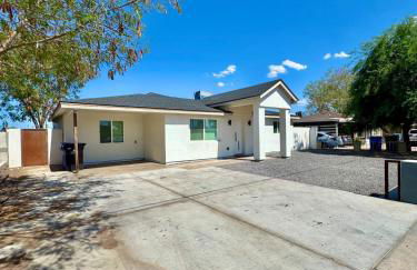 NEW PHX Pool Home With Deep End and Central Location - Foto 37