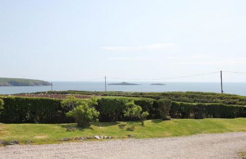 Spacious seaside family house in Aberdaron with large garden and stunning sea views - Photo 16