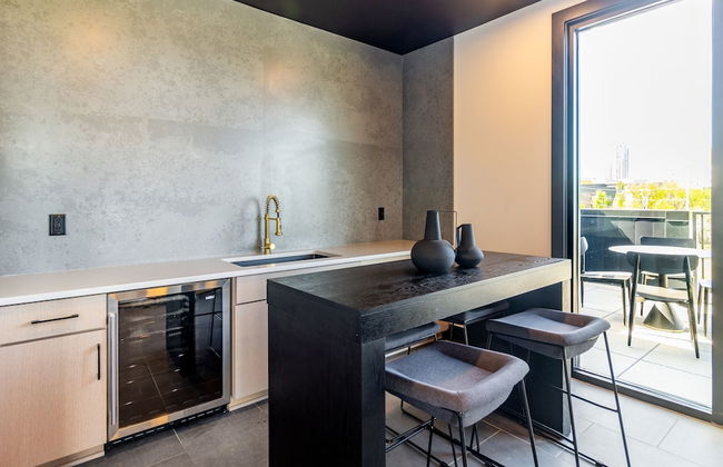 Lindsley by Avantstay Balcony Modern Design A Downtown Location - Photo 35