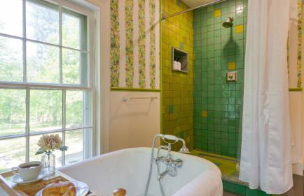 Relax in Style at Historic Modern on Main with Modern Amenities Wooded Views - Foto 33