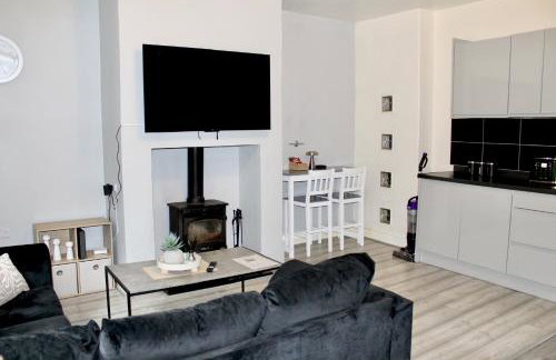 4 bedroom home with games room - sleeps 8 Perfect for families, groups and contractors - Foto 3