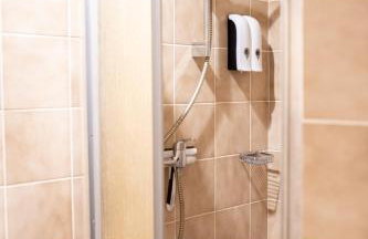 Platz für 8 Pers - C4S Come4Stay Monteure "InnArt" Boxspringbett Einzelbett Töging am Inn, Parkplatz, WLAN, Balkon, Smart TV, voll ausgestatteter Küche, Waschmaschine - Foto 15